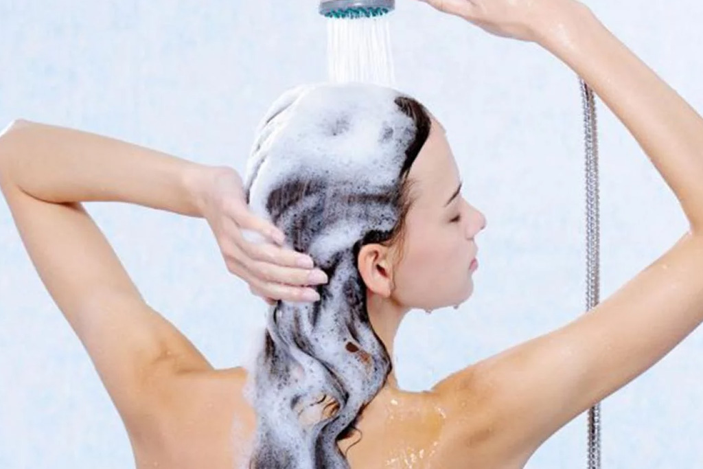 ¿Segura qué estas lavando bien tu cabello? Aclarar muy bien con agua el cabello