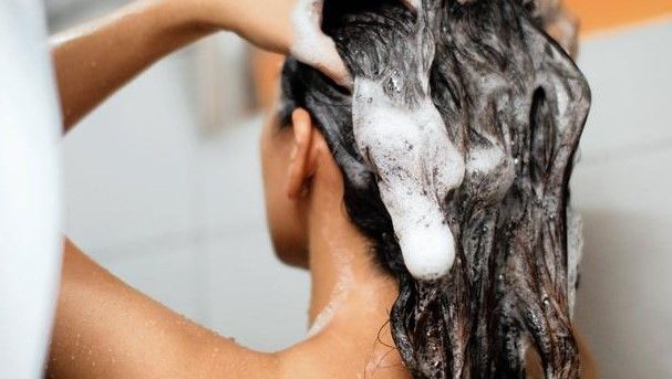 ¿Segura qué estas lavando bien tu cabello? Como aplicar el shampoo