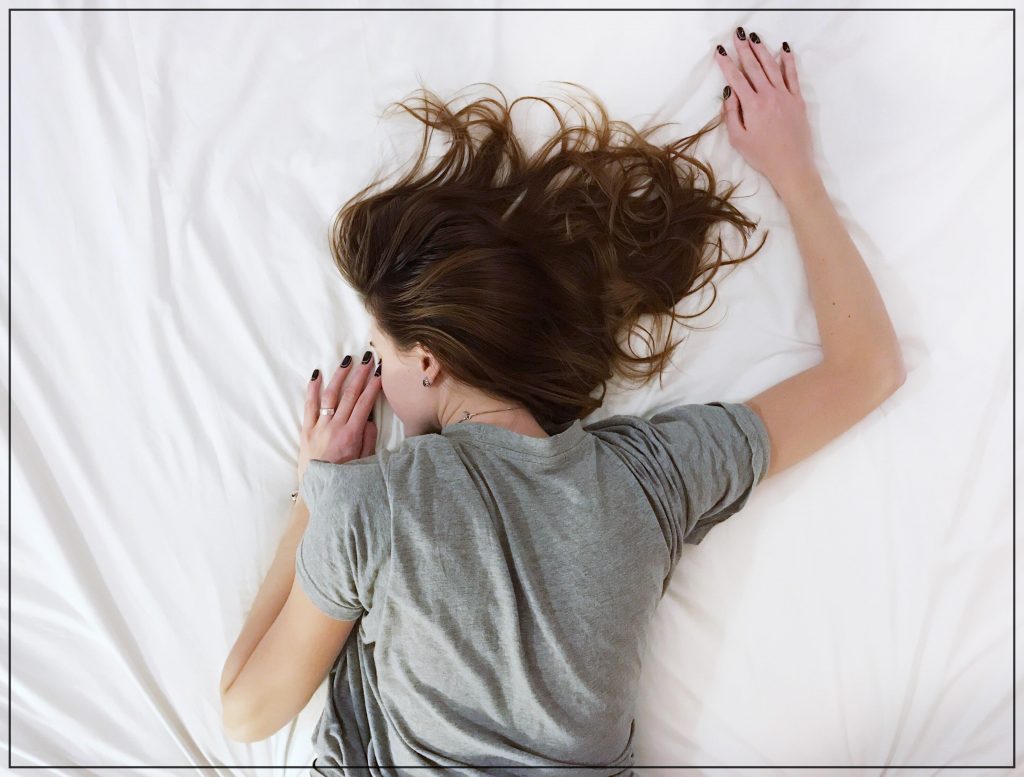 Estos hábitos saludables serán tus favoritos. Imagen mujer durmiendo